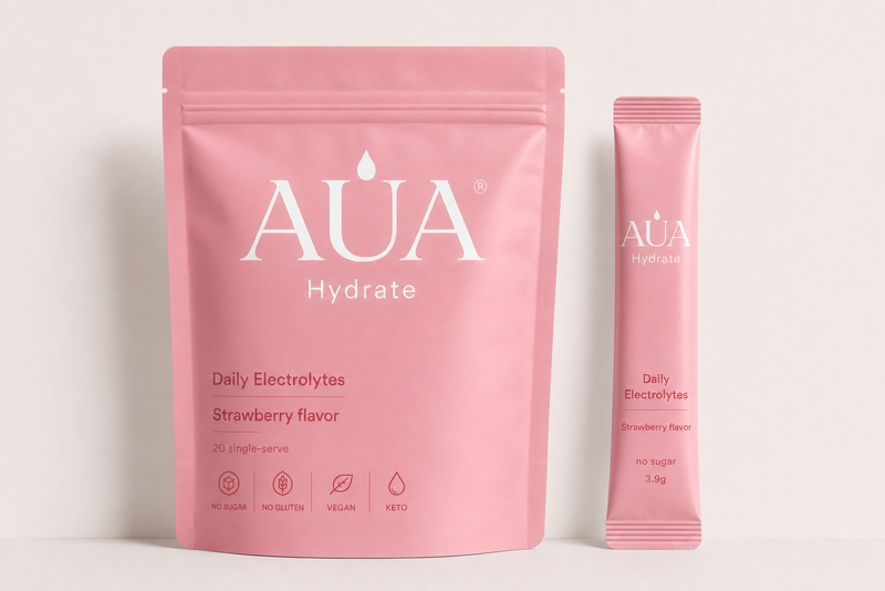 Stick AUA Hydrate et grand verre d’eau, rituel d’hydratation quotidien
